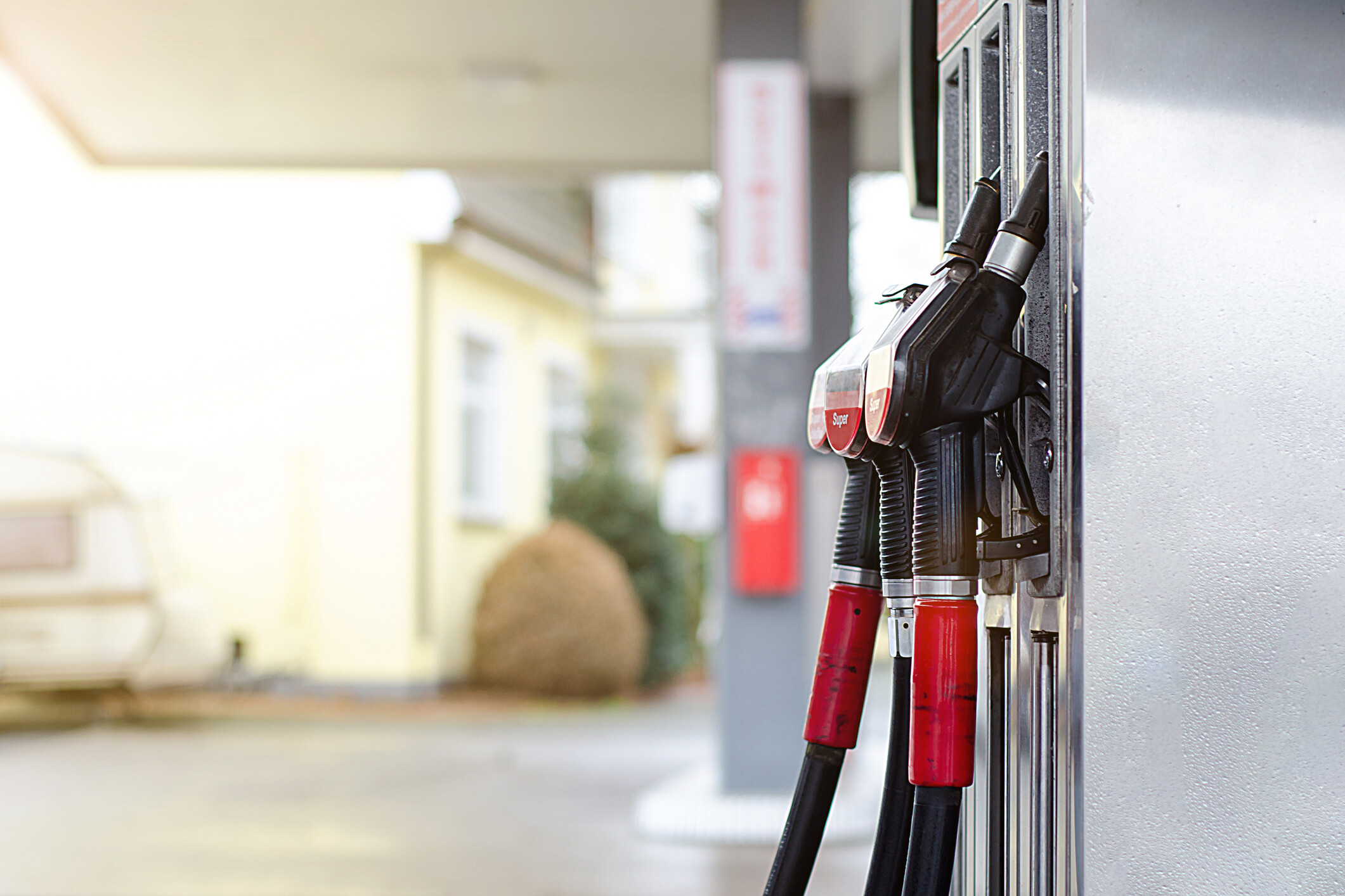Shell sees  billion gain in refining on record fuel prices