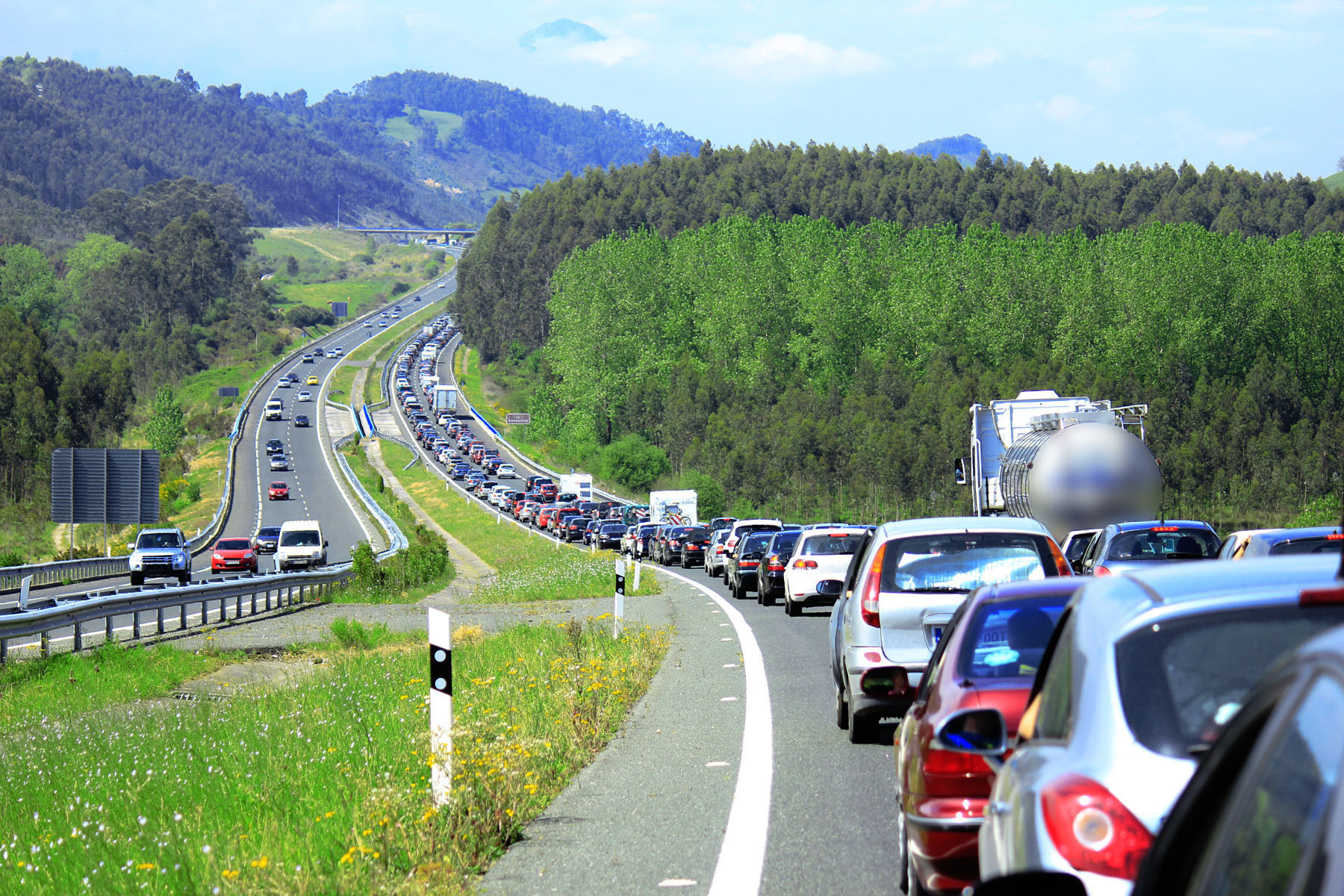 AAA Predicts crowded highways for upcoming Memorial Day weekend